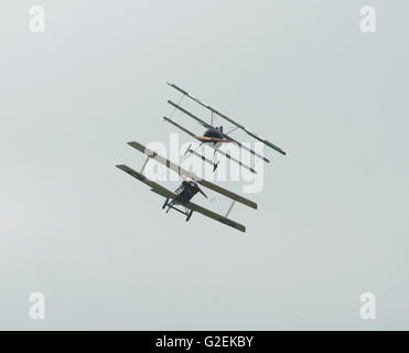 IWM Duxford, Cambridgeshire UK. 29. Mai 2016. Um das neu-transformierten American Air Museum zu feiern, erzählt The American Air Show von amerikanischen und britischen Zusammenarbeit mehr als 100 Jahren zeigen die Auswirkungen der amerikanischen Truppen in Duxford und der östlichen Region von WW1 bis zum heutigen Tag. Dynamische Flugvorführungen besetzen den Himmel und Reenactments Geschichte erzählen die Geschichte auf dem Boden. Ein SE5a und Fokker Dreidecker nehmen Teil in simulierten Luftkampf über dem Flugplatz. Bildnachweis: Malcolm Park Leitartikel/Alamy Live-Nachrichten Stockfoto