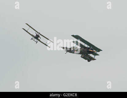 IWM Duxford, Cambridgeshire UK. 29. Mai 2016. Um das neu-transformierten American Air Museum zu feiern, erzählt The American Air Show von amerikanischen und britischen Zusammenarbeit mehr als 100 Jahren zeigen die Auswirkungen der amerikanischen Truppen in Duxford und der östlichen Region von WW1 bis zum heutigen Tag. Dynamische Flugvorführungen besetzen den Himmel und Reenactments Geschichte erzählen die Geschichte auf dem Boden. Ein SE5a und Fokker Dreidecker nehmen Teil in simulierten Luftkampf über dem Flugplatz. Bildnachweis: Malcolm Park Leitartikel/Alamy Live-Nachrichten Stockfoto