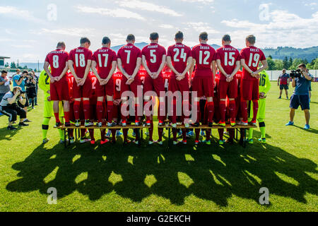 Kranzach, Österreich. 28. Mai 2016. Tschechische Fußball-Team-Spieler posieren für die Fotografen während des Trainingslagers in Kranzach, Österreich, 28. Mai 2016, vor der UEFA EURO 2016-Fußball-Europameisterschaft, moderiert von Frankreich. © David Tanecek/CTK Foto/Alamy Live-Nachrichten Stockfoto