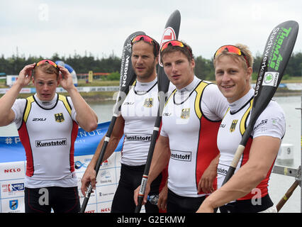 Racice, Tschechische Republik. 29. Mai 2016. Von links: Deutsche Marcus Gross, Max Hoff, Tom Liebscher und Max Rendschmidt während der K4 1000 m bei der ICF (International Canoe Federation) Kanu Sprint WM in Racice, Tschechische Republik, 29. Mai 2016 zu gewinnen. © Libor Zavoral/CTK Foto/Alamy Live-Nachrichten Stockfoto