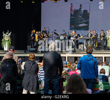 Stockholm, Schweden, 29. Mai 2016. Kindheit-Tag im Vergnügungspark Gröna Lund. Dies ist das dreizehnte Jahr in Folge, die diesen besonderen Tag in Gröna Lund angeordnet ist. Ziel ist es, Geld für die World Childhood Foundation arbeiten um gefährdeten Kindern zu helfen.  Die World Childhood Foundation - von H.M Königin Silvia von Schweden gegründet. Künstler Syster Sol auf der Bühne. Bildnachweis: Barbro Bergfeldt/Alamy Live-Nachrichten Stockfoto