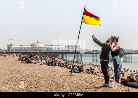 Brighton, UK. 29. Mai 2016. Die Szene am Strand von Brighton an diesem schönen, sonnigen und warmen Nachmittag. Bildnachweis: Andrew Hasson/Alamy Live-Nachrichten Stockfoto