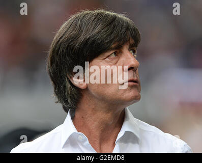 Augsburg, Deutschland. 29. Mai 2016. Deutschlands Trainer Joachim Loew vor der internationalen Fußballspiel zwischen Deutschland und der Slowakei in die WWK-Arena in Augsburg, Deutschland, 29. Mai 2016. Foto: ANDREAS GEBERT/Dpa/Alamy Live-Nachrichten Stockfoto