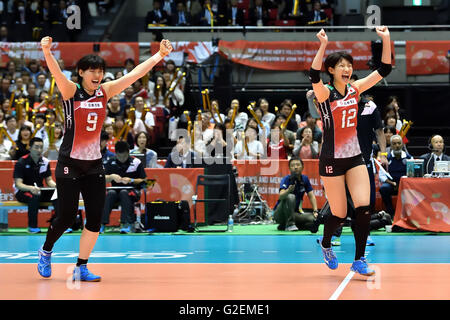 (L-R) Haruyo Shimamura, Yuki Ishii (JPN), 14. Mai 2016 - Volleyball: Damen Volleyball World Finalqualifikation für die Olympischen Spiele in Rio De Janeiro 2016-match zwischen Japan 3: 0 Peru am Tokyo Metropolitan Gymnasium in Tokio, Japan. (Foto von Ryu Makino/AFLO) Stockfoto