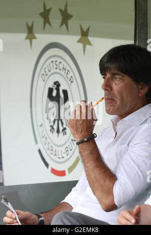 Augsburg, Deutschland. 29. Mai 2016. Deutschlands Trainer Joachim Loew vor der internationalen Fußballspiel zwischen Deutschland und der Slowakei in die WWK-Arena in Augsburg, Deutschland, 29. Mai 2016. Foto: CHRISTIAN CHARISIUS/Dpa/Alamy Live News Stockfoto