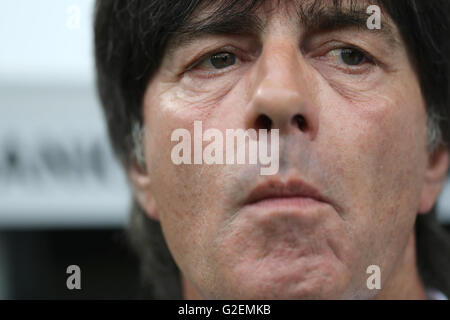 Augsburg, Deutschland. 29. Mai 2016. Deutschlands Trainer Joachim Loew vor der internationalen Fußballspiel zwischen Deutschland und der Slowakei in die WWK-Arena in Augsburg, Deutschland, 29. Mai 2016. Foto: CHRISTIAN CHARISIUS/Dpa/Alamy Live News Stockfoto