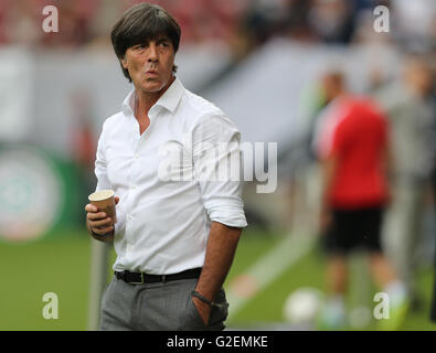 Augsburg, Deutschland. 29. Mai 2016. Deutschlands Trainer Joachim Loew vor der internationalen Fußballspiel zwischen Deutschland und der Slowakei in die WWK-Arena in Augsburg, Deutschland, 29. Mai 2016. Foto: CHRISTIAN CHARISIUS/Dpa/Alamy Live News Stockfoto