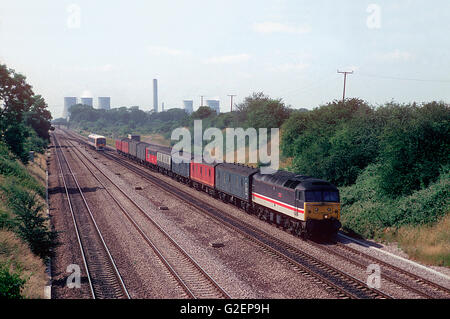 Klasse 47 Nr. 47558 arbeiten einen Zug der Post Lieferwagen bei South Moreton. 6. Juli 1993. Stockfoto