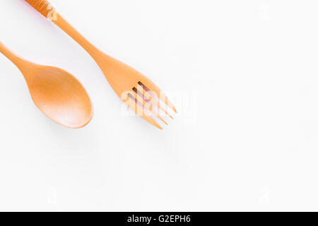 Löffel und Gabel aus Holz gebaut, mit einem weißen Hintergrund aufgeteilt. Stockfoto