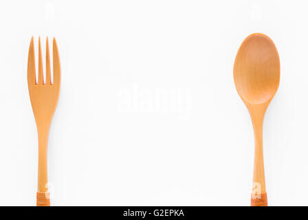 Löffel und Gabel aus Holz gebaut, mit einem weißen Hintergrund aufgeteilt. Stockfoto