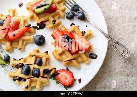 Sommer-Frühstück-Konzept mit Beeren, Waffeln auf Platte Stockfoto