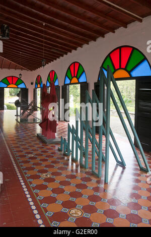 Vertikale Ansicht innen das Museum für zeitgenössische kubanische Kunst in Topes de Collantes, Kuba. Stockfoto