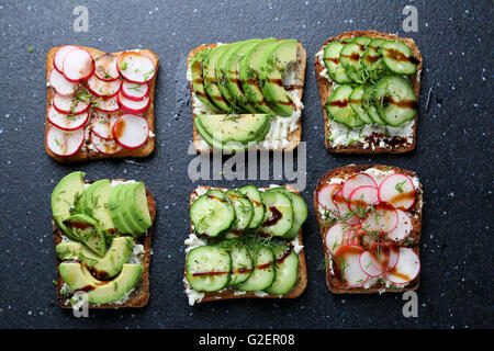 Sandwiches mit Gemüse, Lebensmittel-Draufsicht Stockfoto