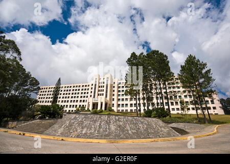 Horizontalen Blick auf das riesige Hotel Gaviota Kurhotel in Topes de Collantes, Kuba. Stockfoto