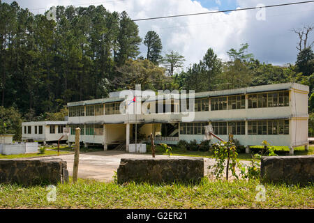 Horizontale Ansicht eines typischen Schulgebäudes in Topes de Collantes, Kuba. Stockfoto