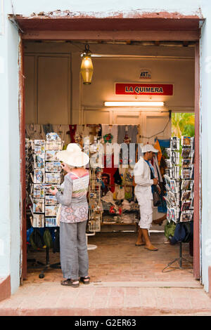 Vertikale Ansicht von Touristen auf der Suche in einem Souvenirladen in Trinidad, Kuba. Stockfoto