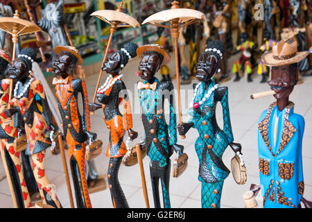 Horizontale Ansicht eines Shops verkaufen Spaß traditionelle Holzpuppen in Trinidad, Kuba. Stockfoto