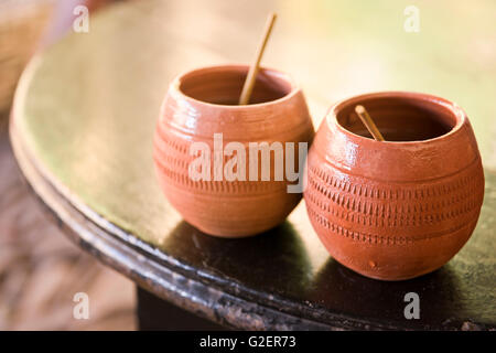 Horizontale Nahaufnahme Canchanchara Cocktails in Trinidad, Kuba. Stockfoto