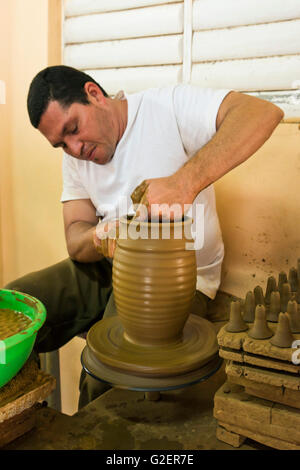 Vertikale Porträt eines Töpfers sitzt am Steuer in Trinidad, Kuba. Stockfoto