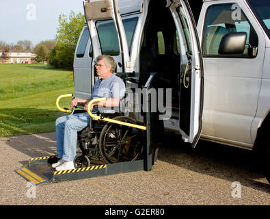 Handicap-van mit einem Mann im Rollstuhl auf einer Hebebühne Stockfoto