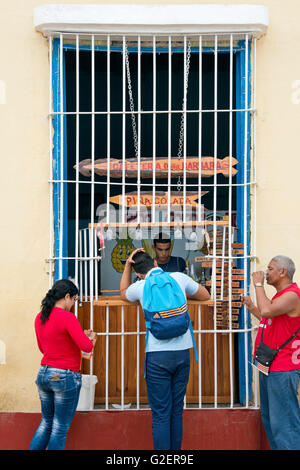 Vertikale Straßenansicht der Kunden an eine typische Fastfood-Filiale in Trinidad, Kuba. Stockfoto