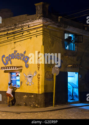 Vertikale Straßenansicht eine typische Fastfood-Outlets in der Nacht in Trinidad, Kuba. Stockfoto