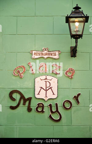 Vertikale Nahaufnahme von Restaurant Plaza Mayor Schild an der Wand in Trinidad, Kuba. Stockfoto