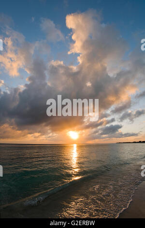 Vertikale Blick auf Sonnenuntergang über Playa Ancon in der Nähe von Trinidad, Kuba. Stockfoto