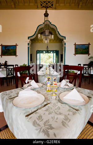 Vertikale Ansicht eines Zimmers auf Manaca Iznaga im Valle De Los Ingenios set für Abendessen, Kuba. Stockfoto