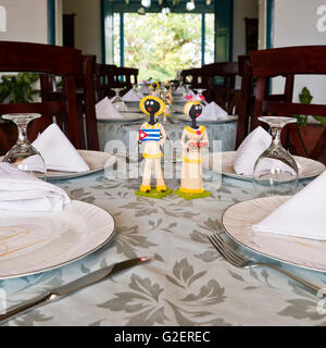 Quadratische Ansicht eines Zimmers auf Manaca Iznaga im Valle De Los Ingenios set für Abendessen, Kuba. Stockfoto