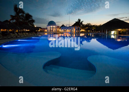 Horizontale Ansicht über einen beleuchteten Pool in der Nacht in einem Resort in Varadero, Kuba. Stockfoto