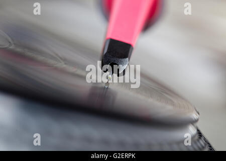 Nahaufnahme der Nadel auf Schallplatte, drehender Plattenspieler Stockfoto