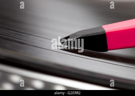 Nadel auf Vinyl schließen sich drehenden Drehscheibe Stockfoto