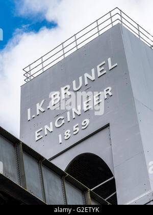 Portal am westlichen Ende von Isambard Kingdom Brunel Royal Albert Bridge (Brücke) mit seinem Namen als Denkmal Stockfoto