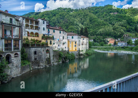 Bagni di Lucca und der Fluss Lima, Provinz Lucca, Toskana, Italien. Stockfoto