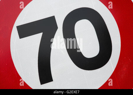 Rot und weiß siebzig Tempolimit Schild Stockfoto