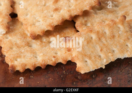 Gesalzene Cracker mit Sesam auf einem Brett, Nahaufnahme Stockfoto