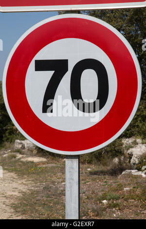 Rot und weiß siebzig Tempolimit Schild Stockfoto