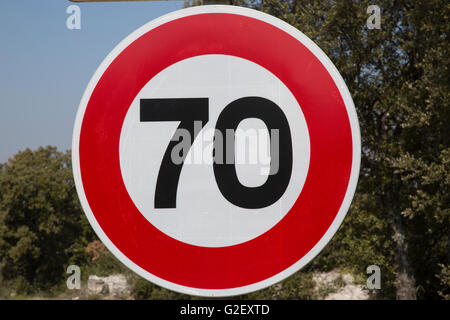 Rot und weiß siebzig Tempolimit Schild Stockfoto