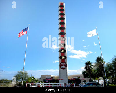 Weltweit höchste Thermometer in Baker Kalifornien. Stockfoto