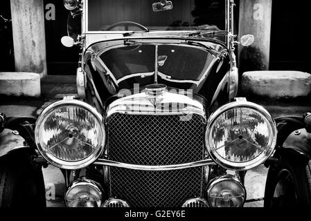 Oldtimer Alvis in Bicester Heritage Centre. Oxfordshire, England. Schwarz / weiß Stockfoto