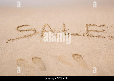 Summer-Sale handschriftlich im Sand am Strand Stockfoto