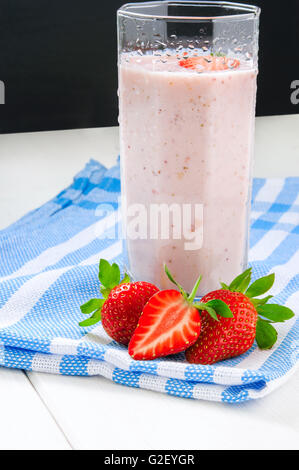 Erdbeer Milch cocktail im Glas und Erdbeeren Stockfoto