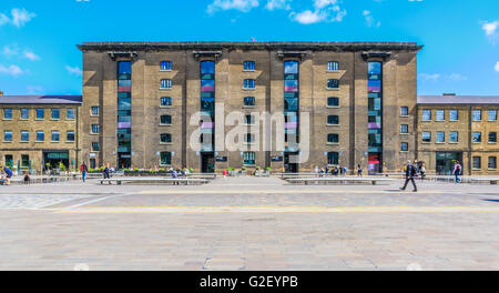 London, Großbritannien - 23. Mai 2017 - Studenten und Touristen gehen durch den Granary Square und den King's Cross Campus im Zentrum von Saint Martins Stockfoto