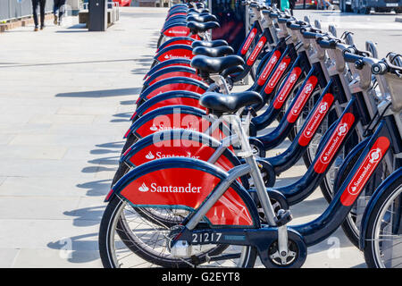 London, UK - 23. Mai 2017 - Santander Autovermietung Fahrradverleih außerhalb St. Pancras Station, auch bekannt als Boris Bikes nach den Mai Stockfoto