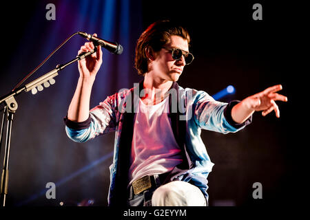 Alex Turner von der Last Shadow Puppets führt auf der Bühne bei BBC Radio 1's Big Weekend Powderham Castle in Exeter. Stockfoto