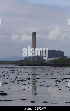 Longannet Kraftwerk spiegelt sich bei Ebbe Schottland Mai 2016 Stockfoto