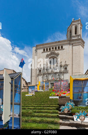 KATHEDRALE IN EINER FLORALEN KUNST AUSSTELLUNG IN GIRONA. KATALONIEN. Spanien. Stockfoto