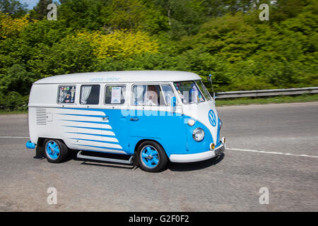 Restaurierter VW VW VW Volkswagen Campervan aus den 1966 60er Jahren, modifizierter VW Camper aus den 60er Jahren, klassischer luftgekühlter Zweizweck-VW T2 Split-Screen Campers auf dem Pendle Power fest, einer klassischen, altbewährten und traditionellen Motorshow im Barrowford, Lancashire, Großbritannien Stockfoto