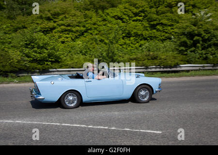 Blue Sunbeam Alpine, zweisitziger Sport-Roadster/Drophead-Coupé der 1963 60er Jahre. Britische Oldtimer, Veteranen und Kulturerbe, begeisterte Oldtimer auf der Oldtimer-Ausstellung Pendle, Großbritannien Stockfoto